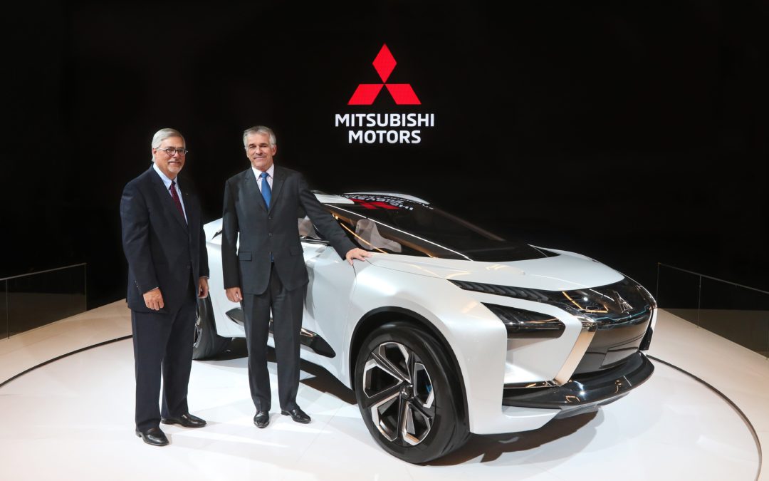 TONY LAFRAMBOISE, PRESIDENT AND CEO, MITSUBISHI MOTOR SALES OF CANADA (LEFT) AND VINCENT COBEE, EXECUTIVE PLANNING OFFICER, MITSUBISHI MOTORS CORP. UNVEIL THE E-EVOLUTION CONCEPT AT THE MONTREAL INTERNATIONAL AUTO SHOW.