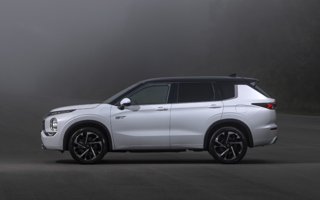 The All-New Outlander PHEV Sideview